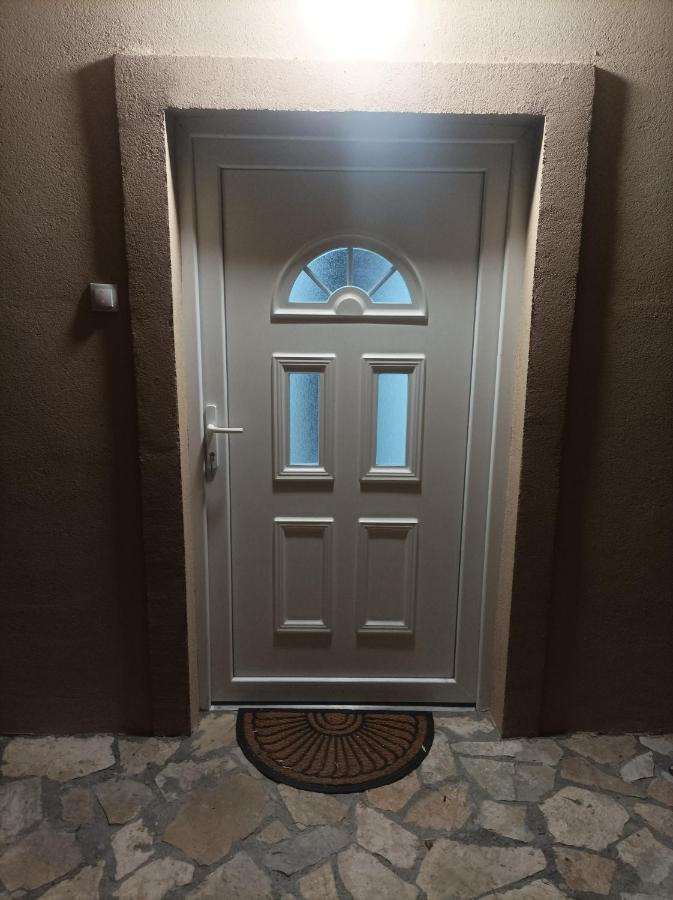 Apartmani Marija Zemun Zemun Polje Exterior foto